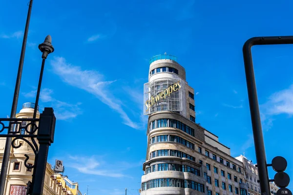 西班牙马德里 2022年9月17日 卡劳广场的卡里昂大楼 Carrion Building 蓝天的低角度视野 — 图库照片