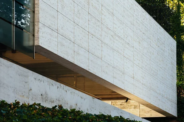マドリード スペイン 2022年9月24日 ラファエル ホス建築家によって設計されたカステルビル ペレス ロルカ法律事務所の本部だ トラバーチン大理石のファサード — ストック写真
