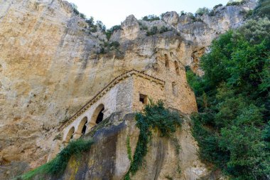 Santa Maria de la Hoz 'un Frias, Burgos' taki inzivası. Kayaların arasındaki eski kilise, alçak açı