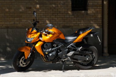 Madrid, İspanya - 24 Eylül 2022: Kawasaki Z750 'nin park edilmiş turuncu motosikleti