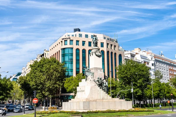 西班牙马德里 2022年9月24日 卡斯特利亚纳大道的埃米利奥 卡斯特拉尔广场 Emilio Castelar Square 埃米利奥 卡斯特拉尔纪念碑 阳光灿烂 — 图库照片