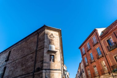 Salamanca, İspanya - 14 Ocak 2022: İspanya 'nın Salamanca kentinin tarihi merkezindeki sokak manzarası