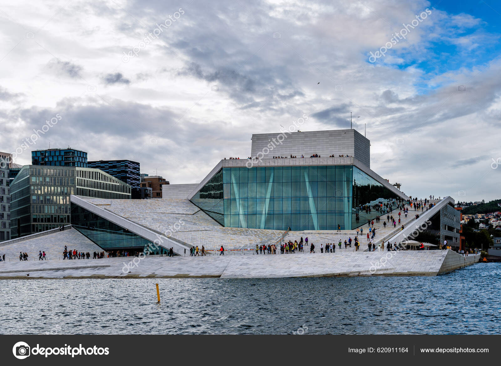 挪威奥斯陆2019年8月11日奥斯陆歌剧院的外景由Snohetta建筑师设计的新现代建筑它是挪威国家歌剧院和芭蕾舞团—— 库存社论照片©  JJFarquitectos #