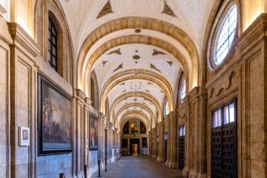 Salamanca, İspanya - 14 Ocak 2022: The Real Clerecia of San Marcos veya The Clergy. Manastırın iç manzarası. İsa 'nın Kutsal Ruhu' nun eski Kraliyet Koleji 'nin inşası veya