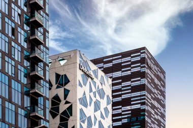 Oslo, Norveç - 11 Ağustos 2019: Barkod Projesi alanında yüksek binalar. Oslo 'nun orta kesimindeki eski liman ve sanayi bölgesinde yeniden yapılanma.