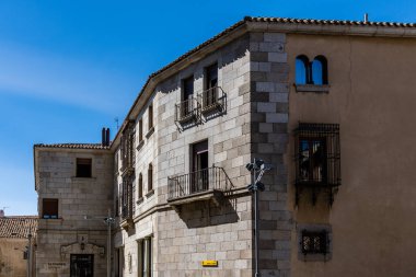 Avila, İspanya - 11 Eylül 2022: Eski Avila kasabasındaki ortaçağ sarayı güneşli bir yaz günüdür. Cresteria Restoranı