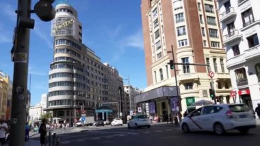Madrid, İspanya - 17 Eylül 2022: Şehir merkezindeki Gran Via Bulvarı 'nda sokak sahnesi
