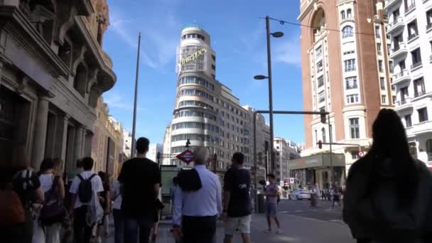 西班牙马德里 2022年9月17日 市中心格兰大道 Gran Avenue 的街道场景 购物区过街的人 — 图库视频影像