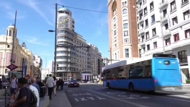 西班牙马德里 2022年9月17日 市中心格兰大道 Gran Avenue 的街道场景 汽车在路上加速行驶 — 图库视频影像