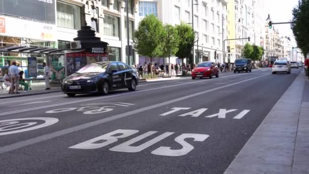 西班牙马德里 2022年9月17日 市中心格兰大道 Gran Avenue 的街道场景 的士及巴士径 — 图库视频影像