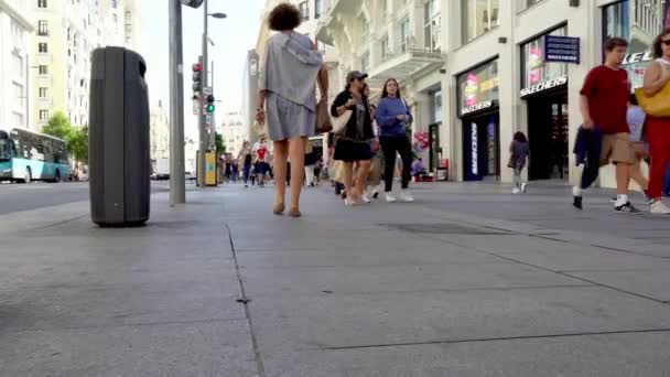 Madrid Spanien September 2022 Straßenszene Der Gran Allee Stadtzentrum Menschen — Stockvideo