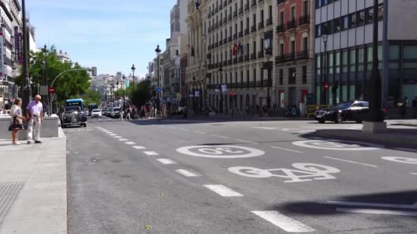 スペインのマドリード 2022年9月17日 アルカラ通りのストリートシーン 市内の交通 — ストック動画