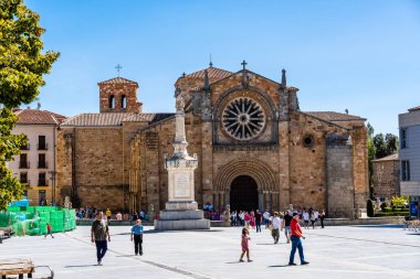 Avila, İspanya - 11 Eylül 2022: Mercado Grande Plaza 'daki Aziz Peter Kilisesi