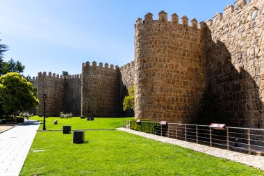 Avila, İspanya - 11 Eylül 2022: Eski kentteki Mercado Grande Meydanı 'ndan Avila Duvarları. Güneşli yaz günü