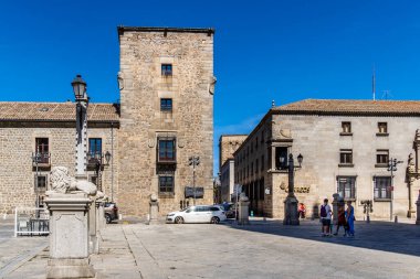 Avila, İspanya - 11 Eylül 2022: Eski kasabadaki Katedral Plaza 'daki insanlar