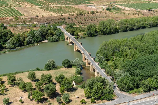 ビセンテ Sonsierra リオハ 夏の晴れた日にエブロ川にかかる中世の橋 空中風景 — ストック写真