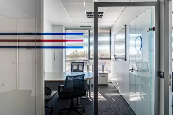 当代同事的空位 新工作场所的内部创业办公室 开放空间办公室内部 — 图库照片
