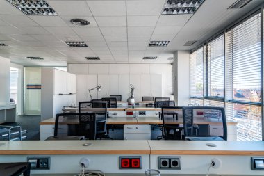 Çağdaş çalışan işçiler için boş yerler. Yeni işyerinde şirket içi iç işleri başlat. Uzay ofisinin içini aç