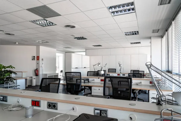 Lugares Vacíos Para Trabajadores Coworking Contemporáneo Con Señal Salida Extintor — Foto de Stock