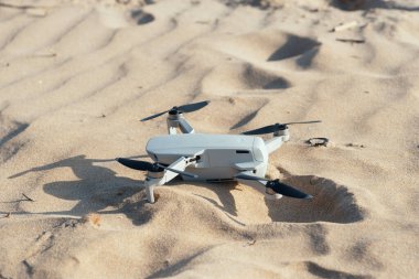 Valencia, İspanya - 28 Ağustos 2022: DJI Mavic Mini insansız hava aracı kumsala indi.