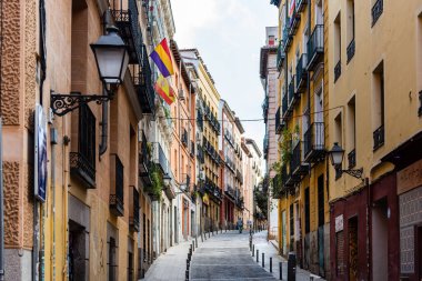 Madrid, İspanya - 22 Ekim 2022: Madrid 'deki Lavapies Quarter sokak manzarası. Uzun zamandır Madrid 'in en tipik mahallesi olarak kabul ediliyordu..
