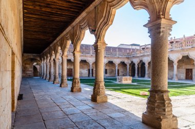 Salamanca, İspanya - 14 Ocak 2022: Salamanca Üniversitesi. İspanya 'nın en eski üniversitesi. Platerik manastır.
