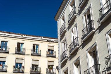 Madrid 'in merkezindeki eski konut binaları. Gayrimenkul, yenileme ve bakım kavramları