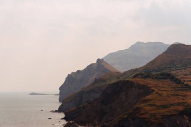 Sabahın erken saatlerinde, Laredo yakınlarındaki La Lastra uçurumlarının sisli görüntüsü. Cantabria, İspanya