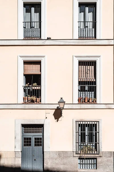 Fasad Gamla Bostadshus Centrala Madrid Koncept För Fastigheter Renovering Och — Stockfoto