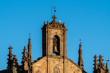 Mavi gökyüzüne karşı leylek yuvası olan ortaçağ kilise çanları. Salamanca, Castilla Leon, İspanya