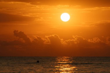 Akdeniz üzerinde parlak dramatik turuncu gün doğumu. Oliva, Valencia, İspanya