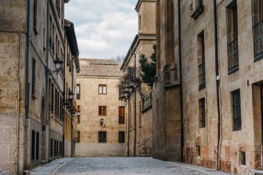 Salamanca 'nın tarihi merkezinde büyüleyici cadde manzarası, Castilla Leon, İspanya