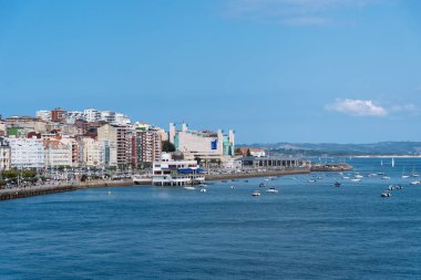 Santander, İspanya - 14 Ağustos 2022: Körfezin manzarası Yazın güneşli bir günü