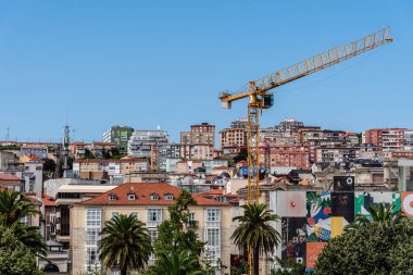 Santander, İspanya - 14 Ağustos 2022: Eski şehrin manzarası yazın güneşli bir günü