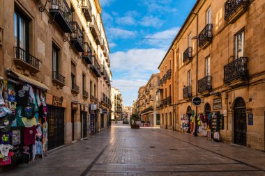 Salamanca, İspanya - 15 Ocak 2022: Tarihi şehir merkezinde Ana Cadde veya Calle Belediye Başkanı. Yayalar ve alışveriş caddeleri