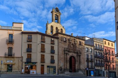 Salamanca, İspanya - 15 Ocak 2022: Tarihi şehir merkezinde Ana Cadde veya Calle Belediye Başkanı. Tur Kilisesinin Aziz Martin 'i