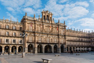 Salamanca, İspanya - 15 Ocak 2022: Salamanca Belediye Başkanı. Salamanca 'nın merkezinde Barok tarzı bir meydan olarak kullanılan büyük bir plazadır. Kışın güneşli günü