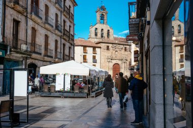 Salamanca, İspanya - 15 Ocak 2022: Tarihi şehir merkezinde Ana Cadde veya Calle Belediye Başkanı. Yayalar ve alışveriş caddeleri