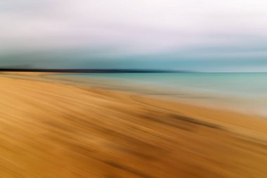 Sahilde soyut deniz manzarası. Dalgaların hareketi ile uzun pozlama fotoğrafçılığı. Kopya için alanı olan soyut arkaplan. Doğa konsepti