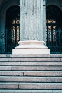 Pedestal of a Corinthian order column at the end of a staircase.