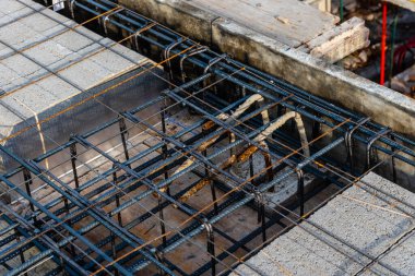 Güçlendirilmiş beton levhalı inşaat alanı manzarası. Güçlendirici parmaklıkları olan beton levha