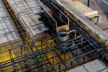Güçlendirilmiş beton levhalı inşaat alanı manzarası. Güçlendirici parmaklıkları olan beton levha