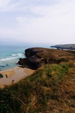 Antuerta plajı Ajo, Trasmiera, Cantabria, İspanya. Kayalıklarla çevrili ve sörfçülerin çok sevdiği bir sahil.