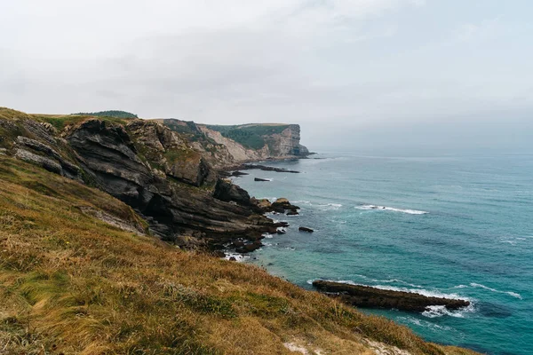Ajo Trasmiera Cantabria Spanya Daki Antuerta Plajını Çevreleyen Kayalıklar Sahilde — Stok fotoğraf