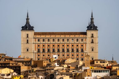 Toledo, İspanya. Sabahın erken saatlerinde Toledo 'lu Alcazar' ın ve eski kasabanın manzarası