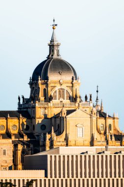 Madrid 'in Almudena Katedrali. Telefoto lensli yakın plan görüntü. Santa Maria la Real de La Almudena Katedrali