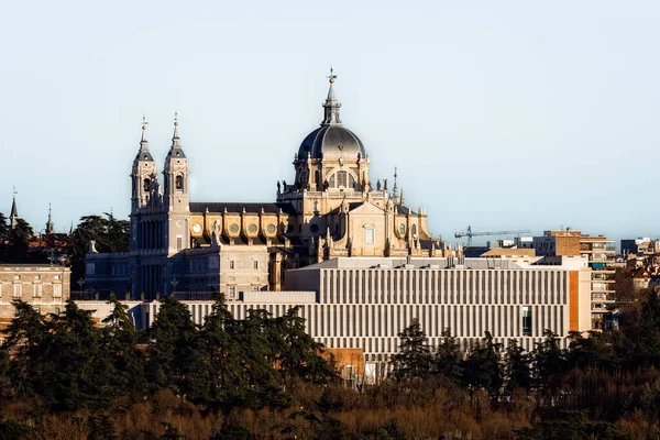 Catedral Almudena Madrid Vista Panorâmica Com Lente Telefoto Catedral Santa — Fotografia de Stock