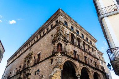 Palacio de los Duques de San Carlos, İspanya 'nın Extremadura bölgesinin Trujillo şehrinde yer alan bir Rönesans sarayıdır. Köşede bir balkon var. Burada, ortanın ortasında.