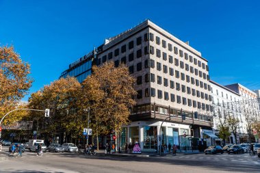 Madrid, İspanya - 12 Aralık 2021: Madrid 'in zengin Salamanca bölgesinde Serrano ve Goya caddelerinin kesiştiği nokta, başkentin lüks alışveriş merkezi