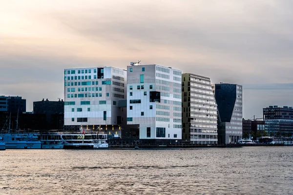 アムステルダム オランダ 2022年5月6日 日没時のアムステルダムの街並み リバーフロント Ijdockの新しい住宅開発 — ストック写真